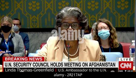 Ein Screenshot von CNN zeigt Linda Thomas-Greenfield, die Botschafterin der Vereinigten Staaten bei den Vereinten Nationen, auf einer Sitzung des UN-Sicherheitsrates, während die Taliban Afghanistan nach dem Abzug der US-Truppen übernehmen. August 2022 Stockfoto