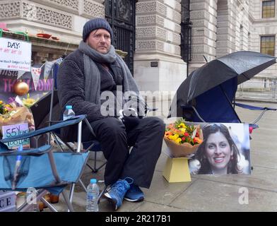 Richard Ratcliffe, der vor dem Auswärtigen Amt in London protestiert und die britische Regierung weiterhin drängt, Druck auf den Iran auszuüben, damit seine Frau Nazanin Zaghari-Ratcliffe, eine iranisch-britische Doppelbürgerin, die seit 2016 von iranischen Behörden inhaftiert wird, freigelassen wird. Die Befürchtungen über Richard Ratcliffes Wohlergehen sind gewachsen, als sein Hungerstreik seinen 18. Tag erreicht. Stockfoto