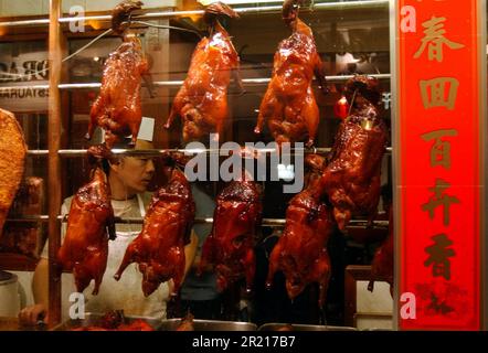 Chinesisches Neujahr - Jahr des Schweins. Feiern in London; chinesischer Silvester in der Gerard Street in Chinatown - Pekingente hängt am Fenster eines chinesischen Restaurants Stockfoto