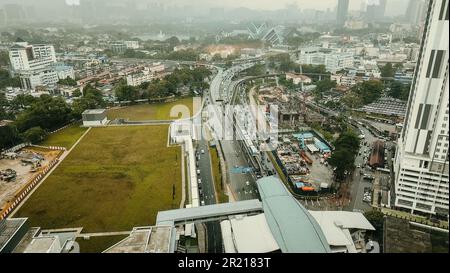 Luftaufnahme eines städtischen Gebiets und einer Autobahn mit Gebäuden im Hintergrund in Malaysia. Stockfoto