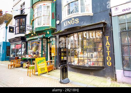 Antiquitätengeschäfte entlang George Street, Hastings, East Sussex, England, Großbritannien Stockfoto