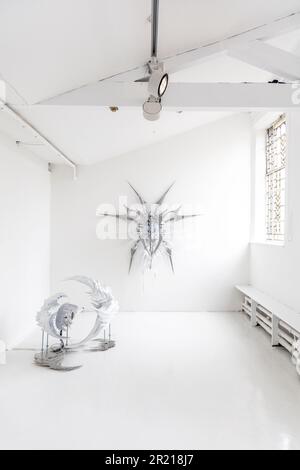 Lasergeschnittene und 3D-gedruckte Skulpturen auf Einladungen: 00 Zhang-Ausstellung in der Zabludowicz Collection, London, England, Großbritannien Stockfoto