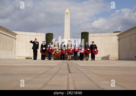 Das Militärpersonal hält während der Gedenkfeier des National Service - 60 Jahre später, einer Gedenkveranstaltung der Royal British Legion zum Gedenken an alle Veteranen des National Service, Kränze auf dem Armed Forces Memorial Arboretum in Alrewas, Staffordshire. Foto: Dienstag, 16. Mai 2023. Stockfoto