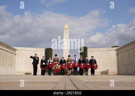 Das Militärpersonal hält während der Gedenkfeier des National Service - 60 Jahre später, einer Gedenkveranstaltung der Royal British Legion zum Gedenken an alle Veteranen des National Service, Kränze auf dem Armed Forces Memorial Arboretum in Alrewas, Staffordshire. Foto: Dienstag, 16. Mai 2023. Stockfoto