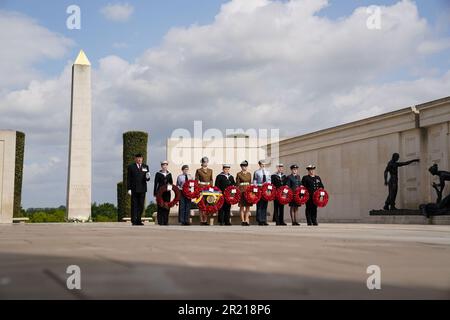 Das Militärpersonal hält während der Gedenkfeier des National Service - 60 Jahre später, einer Gedenkveranstaltung der Royal British Legion zum Gedenken an alle Veteranen des National Service, Kränze auf dem Armed Forces Memorial Arboretum in Alrewas, Staffordshire. Foto: Dienstag, 16. Mai 2023. Stockfoto