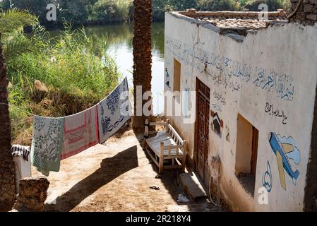 Luxor, Ägypten. 14. Dezember 2022. Typisches Nilhaus mit bemalten Haj-Wallfahrtsbildern in einem Dorf in Oberägypten. (Foto: John Wreford/SOPA Images/Sipa USA) Guthaben: SIPA USA/Alamy Live News Stockfoto