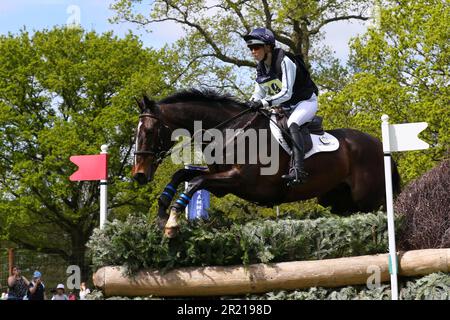 Alice Casburn aus Großbritannien reitet bei den Badminton Horse Trials 2023 mit Topspin im Cross Country Stockfoto