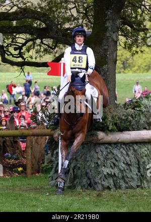 Tom McEwen aus Großbritannien reitet Toledo De Kerser im Cross Country bei Badminton Horse Trials 2023 Stockfoto