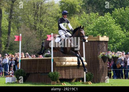 William Fox-Pitt aus Großbritannien reitet Grafennacht im Cross Country bei Badminton Horse Trials 2023 Stockfoto