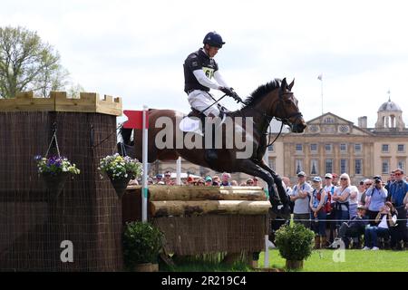 William Fox-Pitt aus Großbritannien reitet Grafennacht im Cross Country bei Badminton Horse Trials 2023 Stockfoto