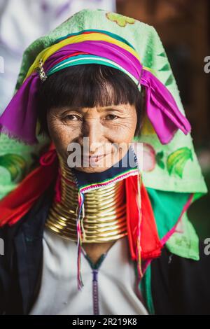 CHIANG Mai, THAILAND - AUG 2: Eine nicht identifizierte Frau des Karen-Stammes posiert in Chiang Mai Stockfoto