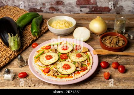 Gemüsepizza für Vegetarier, mit den wichtigsten Zutaten für die Zubereitung. Stockfoto