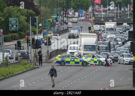 Belgrave Middleway, Birmingham, 16. Mai 2023 - Ein Mann ist gestorben, nachdem er am Dienstagnachmittag bei der Überquerung einer Hauptstraße durch das Stadtzentrum von Birmingham von einem Fahrzeug überfahren wurde. Die Sanitäter arbeiteten am Radfahrer, aber er wurde am Tatort für tot erklärt. Die Polizei von West Midlands schloss beide Seiten des Belgrave Middleway, eine 3-spurige Ringstraße durch das Stadtzentrum, was zu Verkehrsstaus führte, während Offiziere den Tod des mannes untersuchen. Die Polizei von West Midlands sagte damals: "Wir haben es derzeit mit einer schweren Kollision auf dem Belgrave Middleway zwischen der Kreuzung Horton Square und Haden Circus zu tun. „Die Stockfoto