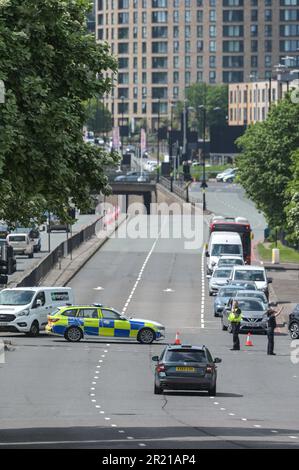 Belgrave Middleway, Birmingham, 16. Mai 2023 - Ein Mann ist gestorben, nachdem er am Dienstagnachmittag bei der Überquerung einer Hauptstraße durch das Stadtzentrum von Birmingham von einem Fahrzeug überfahren wurde. Die Sanitäter arbeiteten am Radfahrer, aber er wurde am Tatort für tot erklärt. Die Polizei von West Midlands schloss beide Seiten des Belgrave Middleway, eine 3-spurige Ringstraße durch das Stadtzentrum, was zu Verkehrsstaus führte, während Offiziere den Tod des mannes untersuchen. Die Polizei von West Midlands sagte damals: "Wir haben es derzeit mit einer schweren Kollision auf dem Belgrave Middleway zwischen der Kreuzung Horton Square und Haden Circus zu tun. „Die Stockfoto