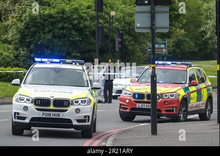 Belgrave Middleway, Birmingham, 16. Mai 2023 - Ein Mann ist gestorben, nachdem er am Dienstagnachmittag bei der Überquerung einer Hauptstraße durch das Stadtzentrum von Birmingham von einem Fahrzeug überfahren wurde. Die Sanitäter arbeiteten am Radfahrer, aber er wurde am Tatort für tot erklärt. Die Polizei von West Midlands schloss beide Seiten des Belgrave Middleway, eine 3-spurige Ringstraße durch das Stadtzentrum, was zu Verkehrsstaus führte, während Offiziere den Tod des mannes untersuchen. Die Polizei von West Midlands sagte damals: "Wir haben es derzeit mit einer schweren Kollision auf dem Belgrave Middleway zwischen der Kreuzung Horton Square und Haden Circus zu tun. „Die Stockfoto