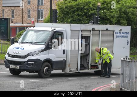 Belgrave Middleway, Birmingham, 16. Mai 2023 - Ein Mann ist gestorben, nachdem er am Dienstagnachmittag bei der Überquerung einer Hauptstraße durch das Stadtzentrum von Birmingham von einem Fahrzeug überfahren wurde. Die Sanitäter arbeiteten am Radfahrer, aber er wurde am Tatort für tot erklärt. Die Polizei von West Midlands schloss beide Seiten des Belgrave Middleway, eine 3-spurige Ringstraße durch das Stadtzentrum, was zu Verkehrsstaus führte, während Offiziere den Tod des mannes untersuchen. Die Polizei von West Midlands sagte damals: "Wir haben es derzeit mit einer schweren Kollision auf dem Belgrave Middleway zwischen der Kreuzung Horton Square und Haden Circus zu tun. „Die Stockfoto