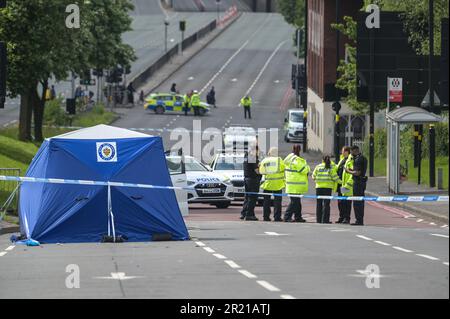 Belgrave Middleway, Birmingham, 16. Mai 2023 - Ein Mann ist gestorben, nachdem er am Dienstagnachmittag bei der Überquerung einer Hauptstraße durch das Stadtzentrum von Birmingham von einem Fahrzeug überfahren wurde. Die Sanitäter arbeiteten am Radfahrer, aber er wurde am Tatort für tot erklärt. Die Polizei von West Midlands schloss beide Seiten des Belgrave Middleway, eine 3-spurige Ringstraße durch das Stadtzentrum, was zu Verkehrsstaus führte, während Offiziere den Tod des mannes untersuchen. Die Polizei von West Midlands sagte damals: "Wir haben es derzeit mit einer schweren Kollision auf dem Belgrave Middleway zwischen der Kreuzung Horton Square und Haden Circus zu tun. „Die Stockfoto