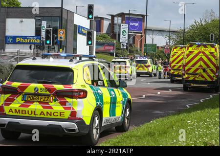 Belgrave Middleway, Birmingham, 16. Mai 2023 - Ein Mann ist gestorben, nachdem er am Dienstagnachmittag bei der Überquerung einer Hauptstraße durch das Stadtzentrum von Birmingham von einem Fahrzeug überfahren wurde. Die Sanitäter arbeiteten am Radfahrer, aber er wurde am Tatort für tot erklärt. Die Polizei von West Midlands schloss beide Seiten des Belgrave Middleway, eine 3-spurige Ringstraße durch das Stadtzentrum, was zu Verkehrsstaus führte, während Offiziere den Tod des mannes untersuchen. Die Polizei von West Midlands sagte damals: "Wir haben es derzeit mit einer schweren Kollision auf dem Belgrave Middleway zwischen der Kreuzung Horton Square und Haden Circus zu tun. „Die Stockfoto