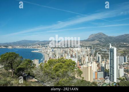 Panoramablick auf das berühmte Benidorm Resort vom Naturpark Serra Gelada. Küste des Mittelmeers, Wolkenkratzer von Benidorm, Hotels und Berge in der Stockfoto