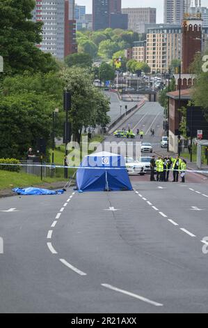 Belgrave Middleway, Birmingham, 16. Mai 2023 - Ein Mann ist gestorben, nachdem er am Dienstagnachmittag bei der Überquerung einer Hauptstraße durch das Stadtzentrum von Birmingham von einem Fahrzeug überfahren wurde. Die Sanitäter arbeiteten am Radfahrer, aber er wurde am Tatort für tot erklärt. Die Polizei von West Midlands schloss beide Seiten des Belgrave Middleway, eine 3-spurige Ringstraße durch das Stadtzentrum, was zu Verkehrsstaus führte, während Offiziere den Tod des mannes untersuchen. Die Polizei von West Midlands sagte damals: "Wir haben es derzeit mit einer schweren Kollision auf dem Belgrave Middleway zwischen der Kreuzung Horton Square und Haden Circus zu tun. „Die Stockfoto