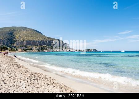 Italien, Sizilien, Mondello blaues Meer, Mondello Sandstrand, türkisfarbenes, transparentes Meer an einem sonnigen Sommertag. Urlaubsort in Sizilien, Palermo Beach Stockfoto