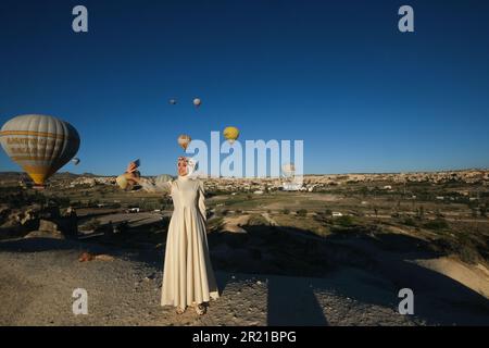 Eine schöne Frau heiratete und machte Selfie auf dem Hintergrund von Ballons Stockfoto