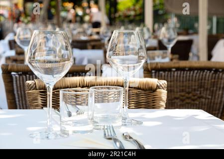 Terrasse eines Restaurants in Frankreich, bereit für Gäste in Frankreich Stockfoto