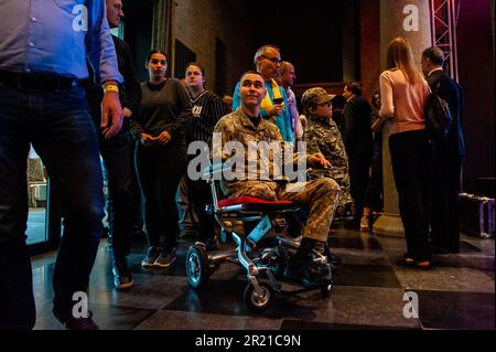 Breda, Niederlande. 15. Mai 2023. Ein verwundeter ukrainischer Soldat erscheint am 15. Mai 2023 beim Konzert der ukrainischen Band GO A an der Universität Breda. (Foto: Romy Arroyo Fernandez/NurPhoto) Kredit: NurPhoto SRL/Alamy Live News Stockfoto