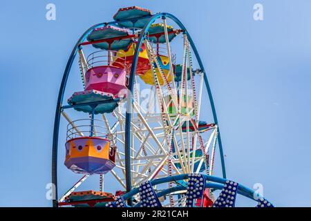 Nahaufnahme eines leeren Scarborough Funfair Riesenrads vor blauem Himmel - aufgenommen in Scarborough, Yorkshire, Großbritannien am 20. Mai 2018 Stockfoto