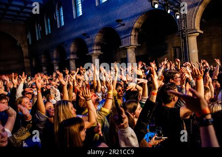 Breda, Niederlande. 15. Mai 2023. Das Publikum hat eine tolle Zeit während des Konzerts, das die ukrainische Band „GO A“ den ukrainischen Studenten an der Universität Breda am 15. Mai 2023 kostenlos gab. (Foto: Romy Arroyo Fernandez/NurPhoto) Kredit: NurPhoto SRL/Alamy Live News Stockfoto