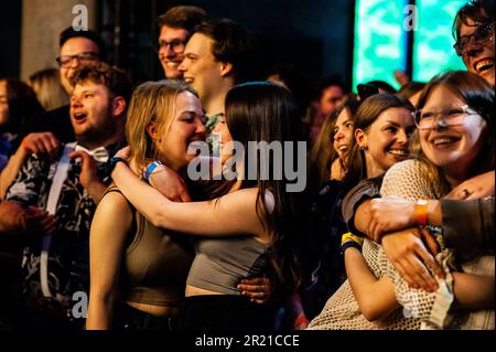 Breda, Niederlande. 15. Mai 2023. Die Zuschauer werden dabei gesehen, wie sie sich während des Konzerts, das die ukrainische Band „GO A“ den ukrainischen Studenten an der Breda University am 15. Mai 2023 kostenlos gab, umarmen. (Foto: Romy Arroyo Fernandez/NurPhoto) Kredit: NurPhoto SRL/Alamy Live News Stockfoto