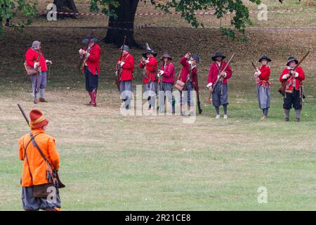 Mitglieder der englischen Bürgerkriegsgesellschaft nehmen an der Nachstellung der Schlacht von Chippenham Teil. Die Schlacht fand 1643 während des englischen Bürgerkriegs statt Stockfoto