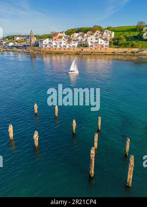 Swanage, Dorset, Vereinigtes Königreich. Swanage Bay, wo die Flut um die Piers rollt. Luftbild. 11. Mai 2023 Stockfoto