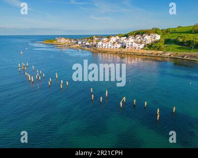 Swanage, Dorset, Vereinigtes Königreich. Swanage Bay, wo die Flut um die Piers rollt. Luftbild. 11. Mai 2023 Stockfoto