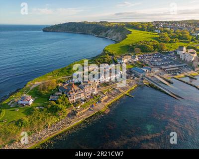 Swanage, Dorset, Vereinigtes Königreich. Swanage Bay, wo die Flut um die Piers rollt. Luftbild. 11. Mai 2023 Stockfoto