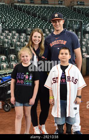 Houston Astros Relief Pitcher Phil Maton (88) posiert mit seiner Frau (links) Katelynn und den Krebskranken Kaylee und Elijah D. unterstützt von Big Love Can Stockfoto