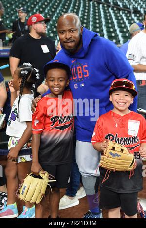 Willie Harris (33), der dritte Base-Coach der Chicago Cubs, posiert mit Familienmitgliedern vor dem MLB-Spiel zwischen den Chicago Cubs und den Houston Astros auf Mond Stockfoto