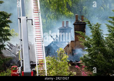 15. Mai 2023 Station House, Orton, Moray, Schottland. Das zeigt die SFRS, Scottish Fire and Rescue Service bei der Arbeit, die ein Feuer bekämpft hat, das sich völlig verflüchtigte Stockfoto