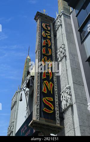 HOLLYWOOD, KALIFORNIEN - 12. MAI 2023: Nahaufnahme des Graumans-Zeichens am TCL Chinese Theatre auf dem Hollywood Boulevard. Stockfoto