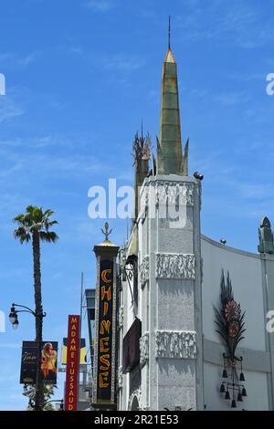 HOLLYWOOD, KALIFORNIEN - 12. MAI 2023: Chinesisches Schild am TCL Chinese Theatre auf dem Hollywood Boulevard, mit Madame Tussauds im Hintergrund. Stockfoto