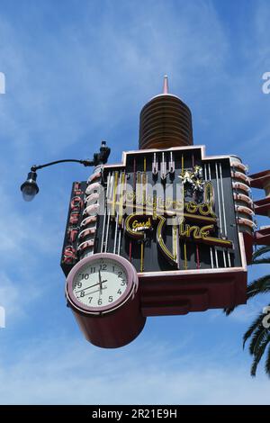 HOLLYWOOD, KALIFORNIEN - 12. MAI 2023: Hollywood und Vine Lofts Schild an der berühmten Kreuzung. Stockfoto