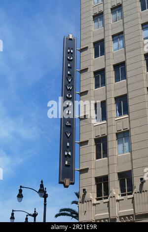 HOLLYWOOD, KALIFORNIEN - 12. MAI 2023: Hollywood- und Vine-Schild an der berühmten Kreuzung. Stockfoto