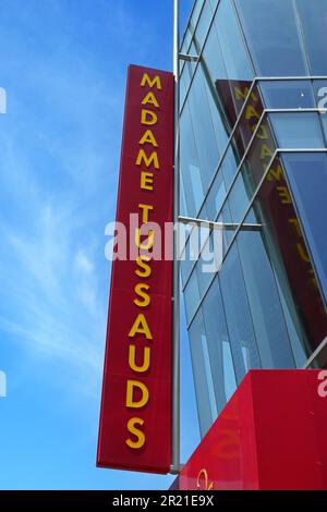 HOLLYWOOD, KALIFORNIEN - 12. MAI 2023: Madame Tussauds-Schild vor dem berühmten Wachsfigurenkabinett am Hollywood Boulevard. Stockfoto