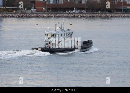 Das Küstenpatrouillenschiff HMC EAGLE nähert sich einem Liegeplatz in der Haslar Marina Stockfoto