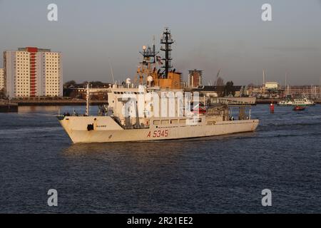 Das NATO-Forschungsschiff ITS ALLIANCE, das von der italienischen Marine betrieben wird, verlässt den Marinestützpunkt in der Morgensonne Stockfoto