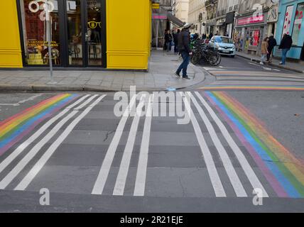 Paris, Frankreich - 18. März 2023: Gay PRIDE Flag Crosswalk im Marais-Viertel in Paris, Frankreich. Stockfoto