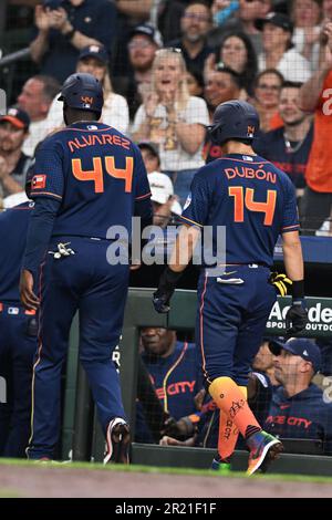 Houston Astros linker Fielder Yordan Alvarez (44) und Houston Astros zweiter Baseman Mauricio Dubon (14) erzielen ein Double von Houston Astros erstem Basema Stockfoto