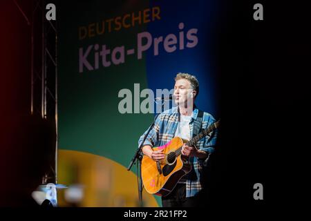 Berlin, Deutschland. 16. Mai 2023. Joris, Singer-Songwriter, tritt bei der Verleihung des deutschen Kita-Preises auf. Kredit: Christoph Soeder/dpa/Alamy Live News Stockfoto