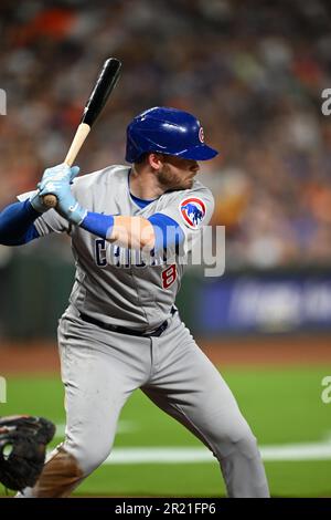 Chicago Cubs hat den Fielder Ian Happ (8) während des MLB-Spiels zwischen den Chicago Cubs und den Houston Astros am Mon im vierten Inning geschlagen Stockfoto