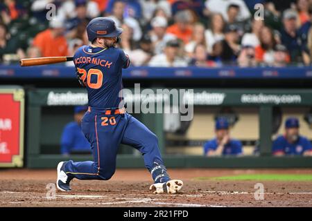 Der Houston Astros Center Fielder Chas McCormick (20) schlägt im vierten Inning während des MLB-Spiels zwischen den Chicago Cubs und den Houston Stockfoto